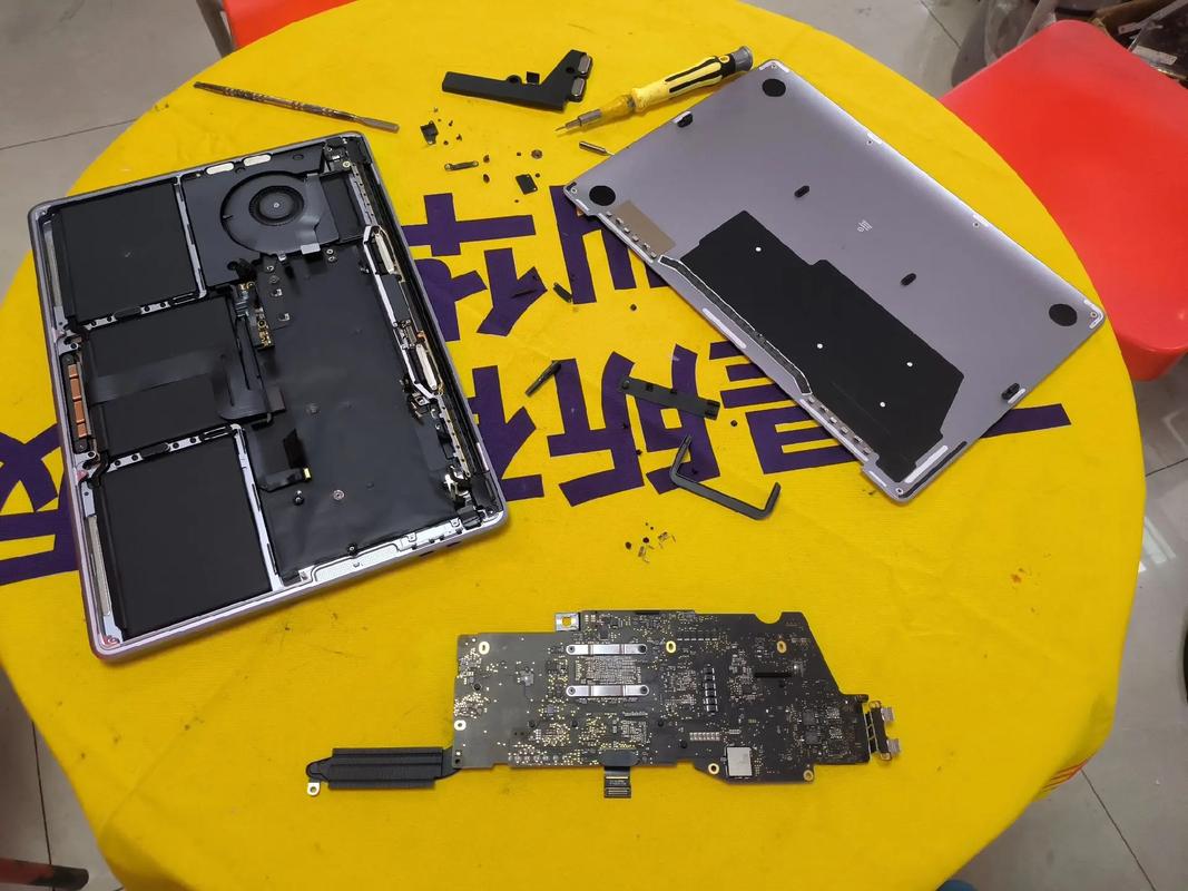 macbookpro维修人员拆机