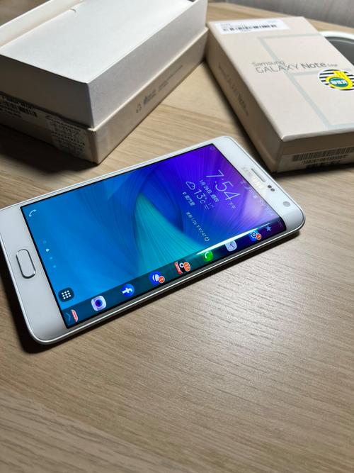 三星推出第一部智能手机